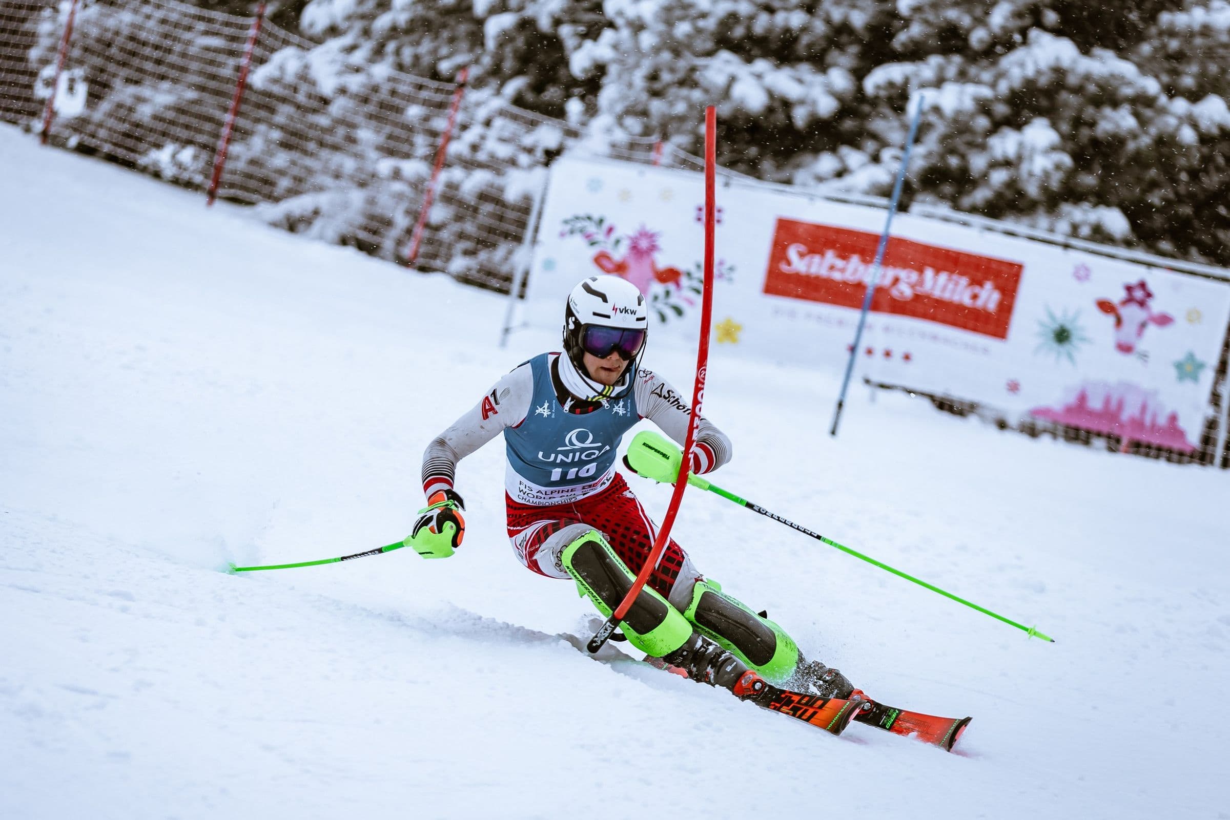 Kevin Schmidle im Slalom, tief in der Kurve, Innenski entlastet